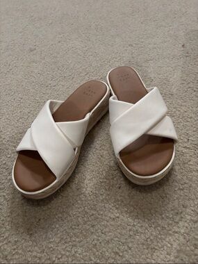 A New Day size 5 women's side on faux leather - ivory